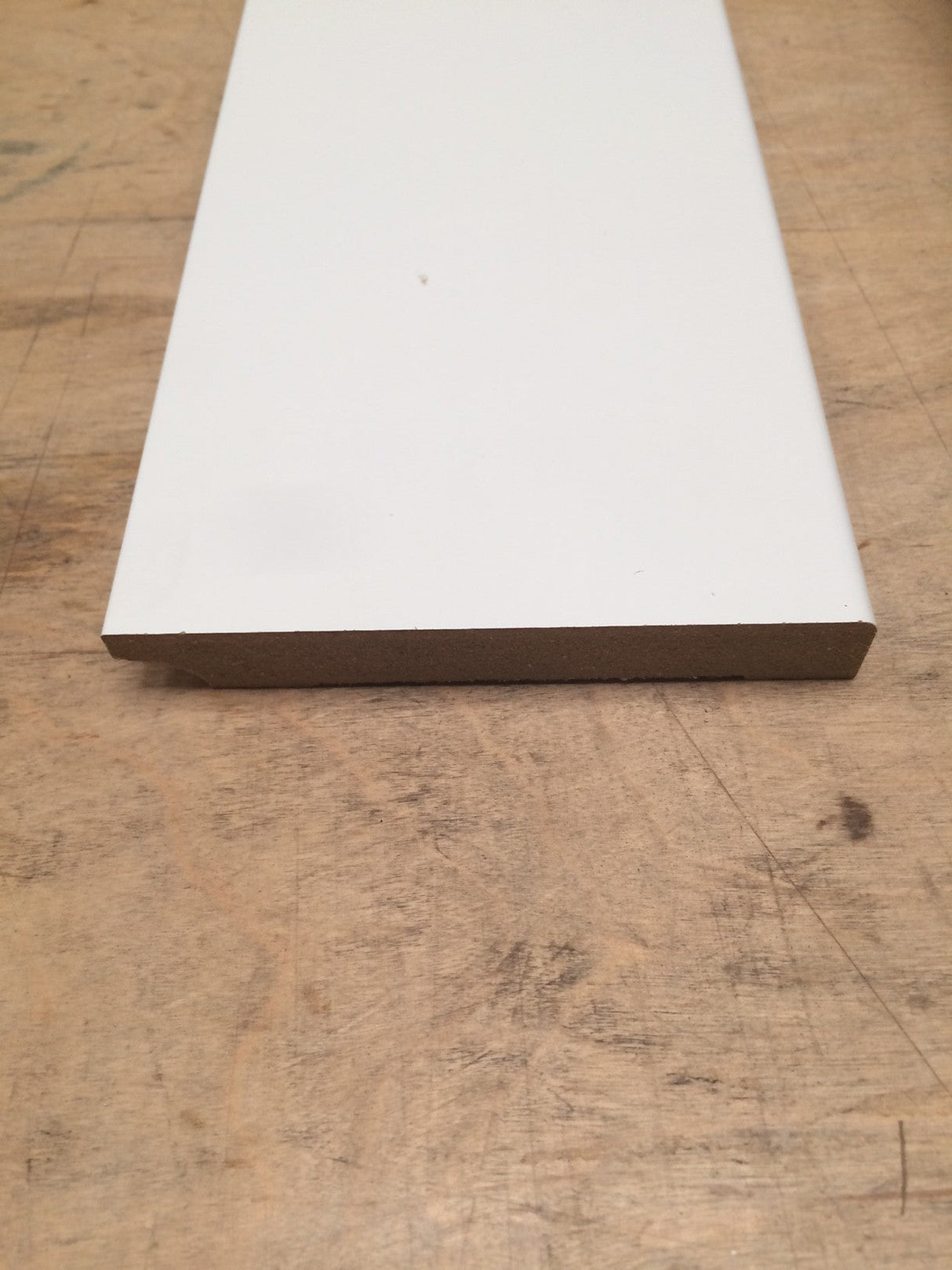 MDF plint Wit gegrond 90 x 15 x 2400 mm.