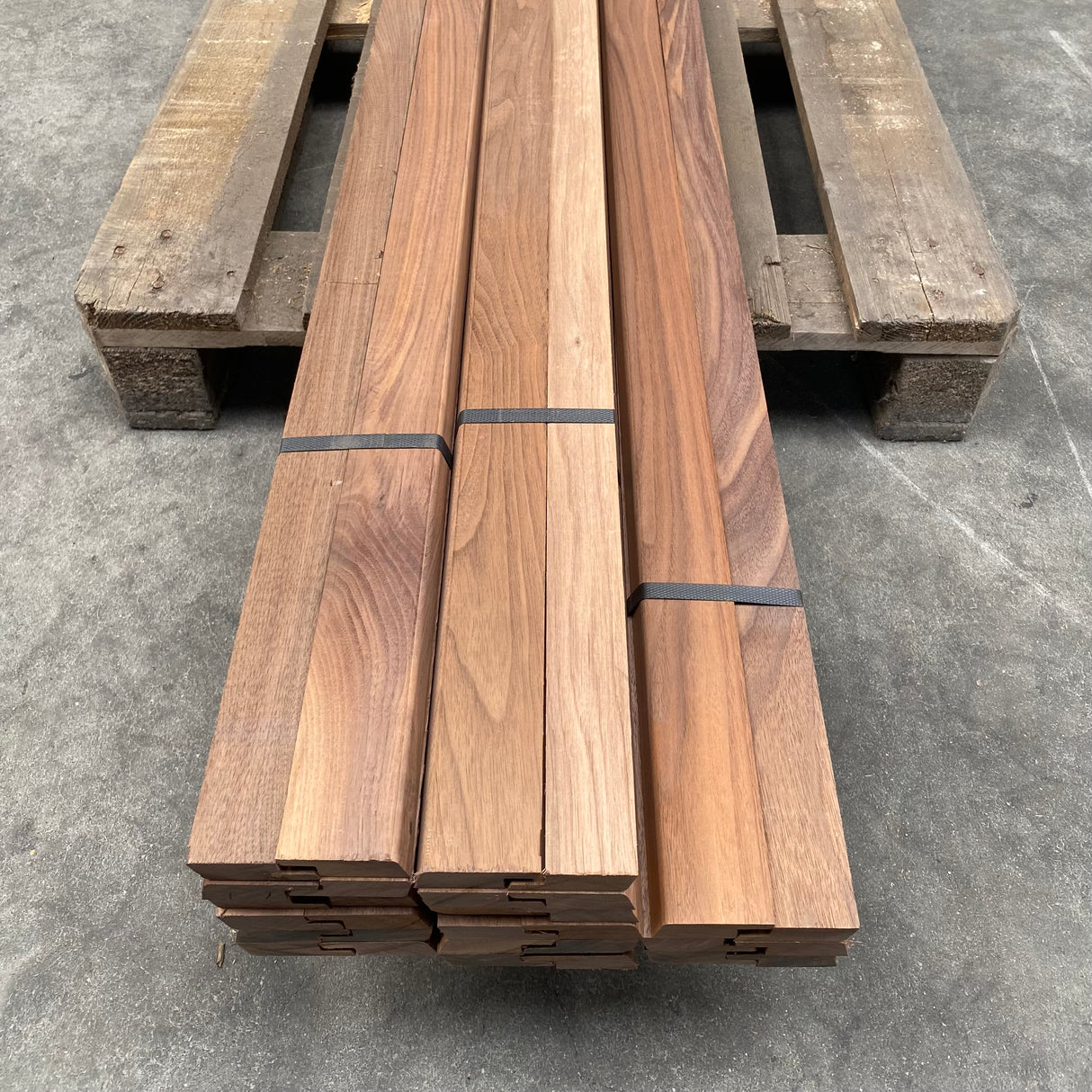 Massief Amerikaans Noten plint 19 x 60 mm.