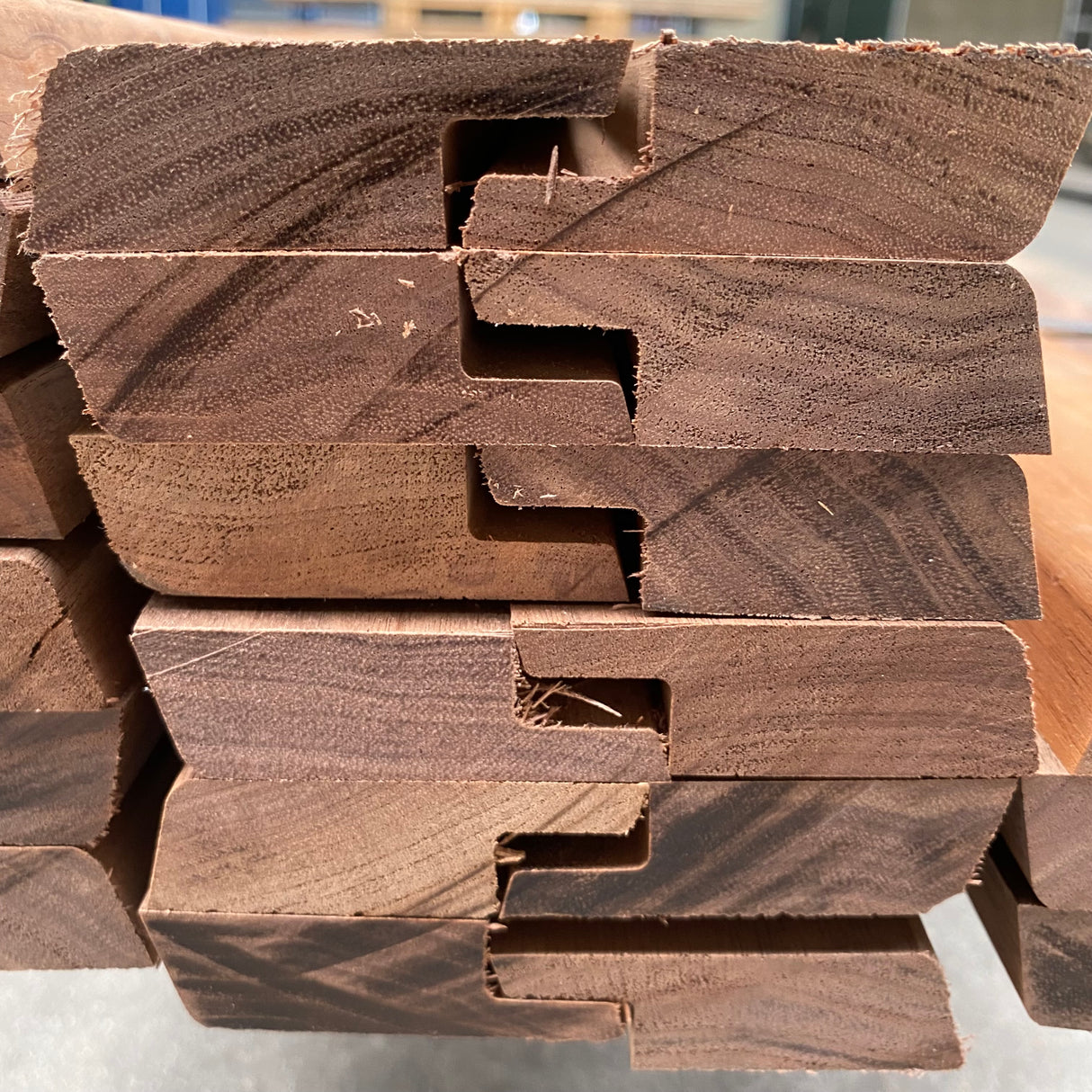 Massief Amerikaans Noten plint 19 x 60 mm.