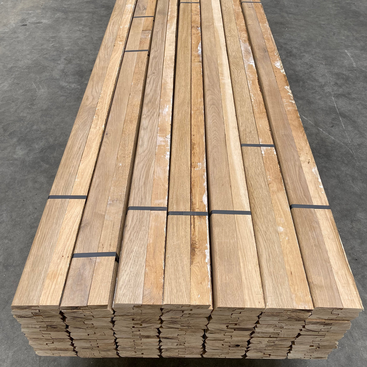 Massief Eiken plint 19 x 60 mm. Grijs/wit geolied.