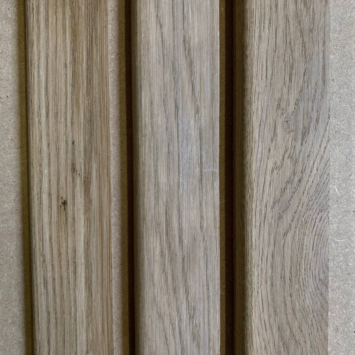 Massief Eiken plint 19 x 60 mm. Grijs/wit geolied.