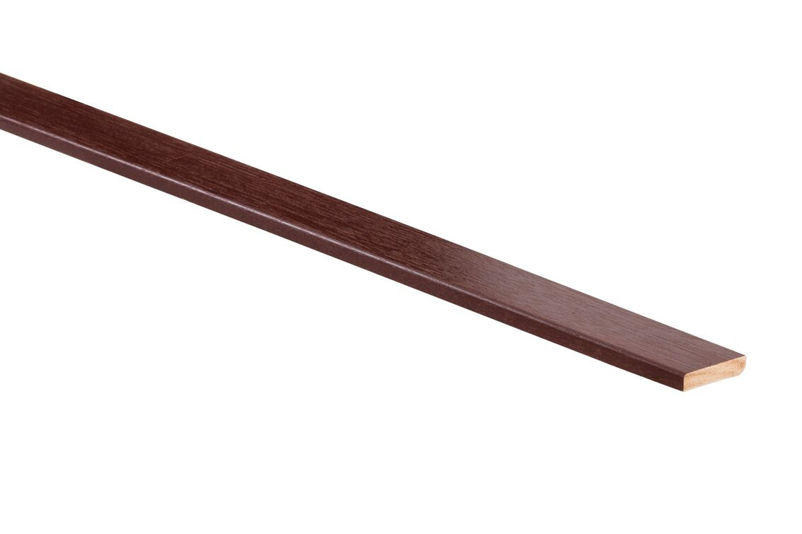 Meranti plint recht 56x13 mm gelakt ( per 2,45 m1)